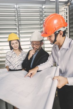 Danışman mühendis planda inşaat projesini tartışıyor