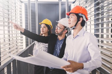 Danışman mühendis planda inşaat projesini tartışıyor