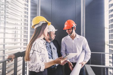 Danışman mühendis planda inşaat projesini tartışıyor