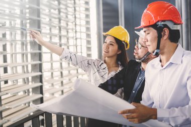 Danışman mühendis planda inşaat projesini tartışıyor