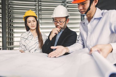 Danışman mühendis planda inşaat projesini tartışıyor