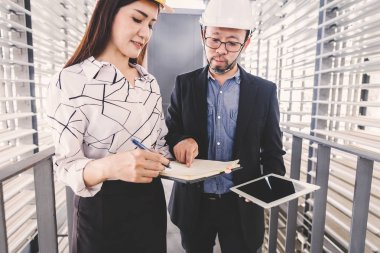 Danışman mühendis planda inşaat projesini tartışıyor