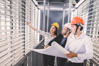 Danışman mühendis planda inşaat projesini tartışıyor