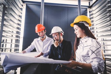 Danışman mühendis planda inşaat projesini tartışıyor