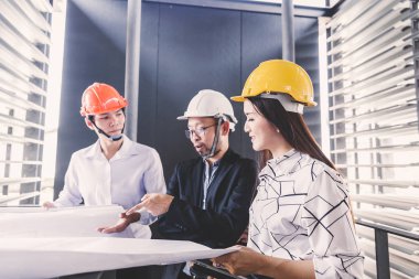 Danışman mühendis planda inşaat projesini tartışıyor