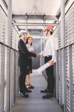 Danışman mühendis planda inşaat projesini tartışıyor