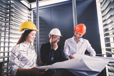 Danışman mühendis planda inşaat projesini tartışıyor