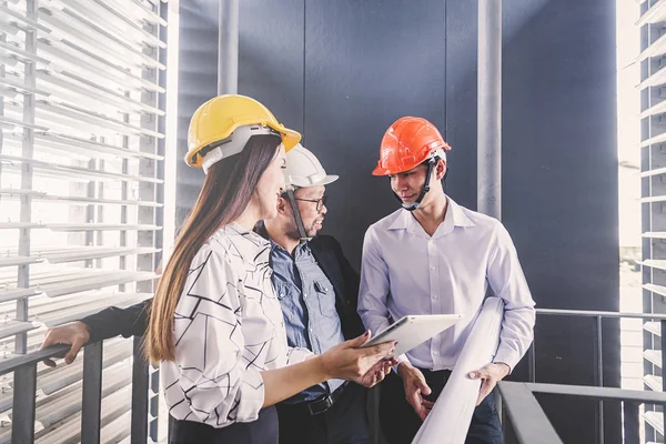 Danışman mühendis planda inşaat projesini tartışıyor