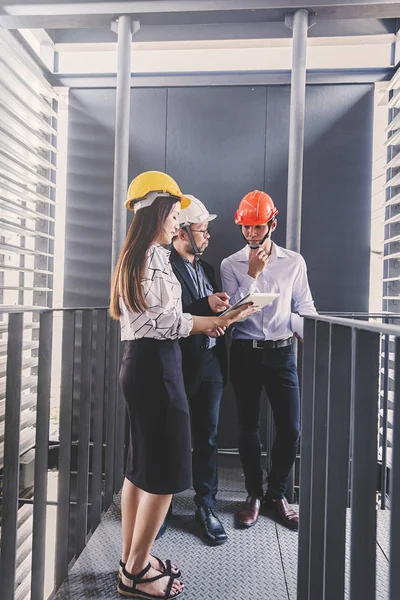 Danışman mühendis planda inşaat projesini tartışıyor