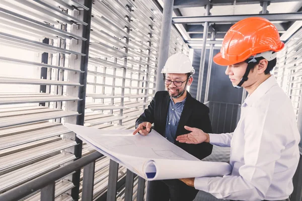 Engenheiro Consultor Discutindo Projeto Construção Planta — Fotografia de Stock