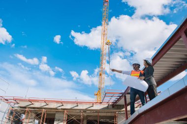 Proje mühendisi ve mühendis inşaat alanında proje mimarisi üzerinde çalışıyor.