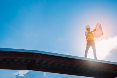 Proje mühendisi ve mühendis inşaat alanında proje mimarisi üzerinde çalışıyor.