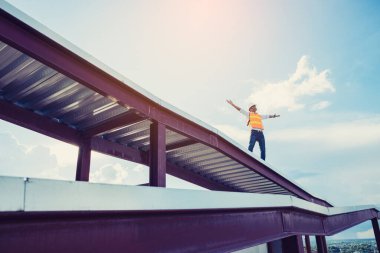 Proje mühendisi ve mühendis inşaat alanında proje mimarisi üzerinde çalışıyor.