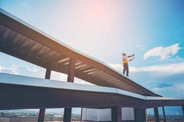 Proje mühendisi ve mühendis inşaat alanında proje mimarisi üzerinde çalışıyor.