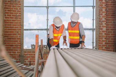Proje mühendisi ve mühendis inşaat alanında proje mimarisi üzerinde çalışıyor.