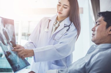 Hastanedeki, tıptaki, doktordaki, sağlık hizmetlerindeki ve insanlardaki sağlık sorunları 