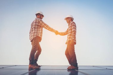 Güneş enerjisiyle çalışan işçiler, güneş endüstrisi mühendisliği.