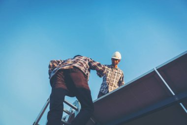 Güneş enerjisiyle çalışan işçiler, güneş endüstrisi mühendisliği.