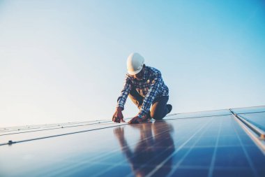 Güneş enerjisiyle çalışan işçiler, güneş endüstrisi mühendisliği.