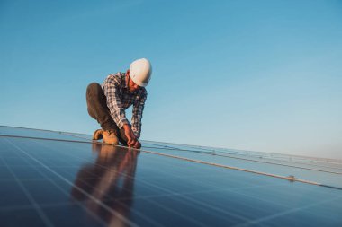 Güneş enerjisiyle çalışan işçiler, güneş endüstrisi mühendisliği.
