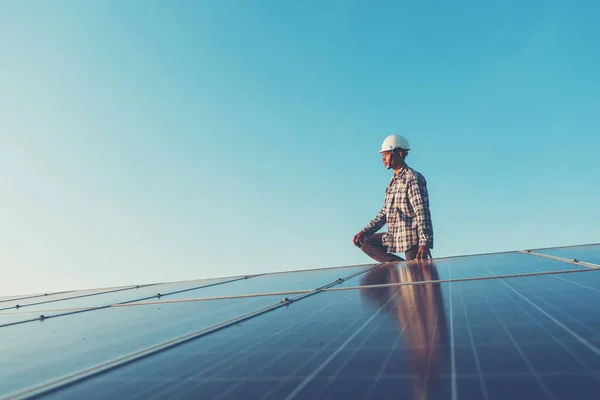 Praca Dachu Słonecznym Inżynieria Przemysłu Solarnego — Zdjęcie stockowe
