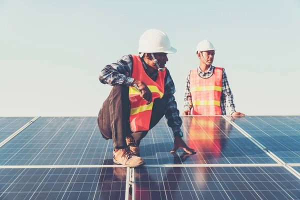 Mano Obra Trabajando Azotea Solar Ingeniería Industria Solar — Foto de Stock