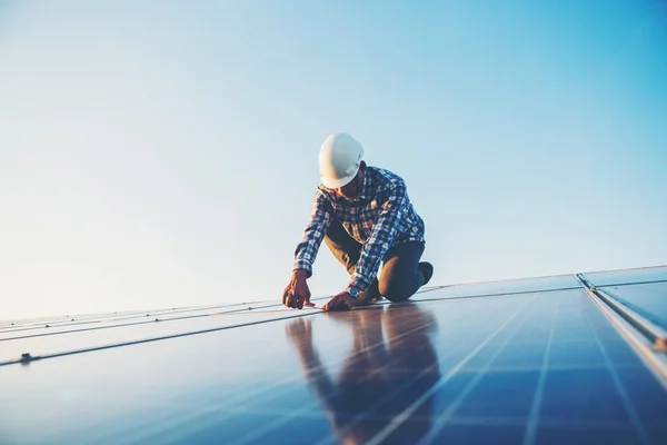 Praca Dachu Słonecznym Inżynieria Przemysłu Solarnego — Zdjęcie stockowe