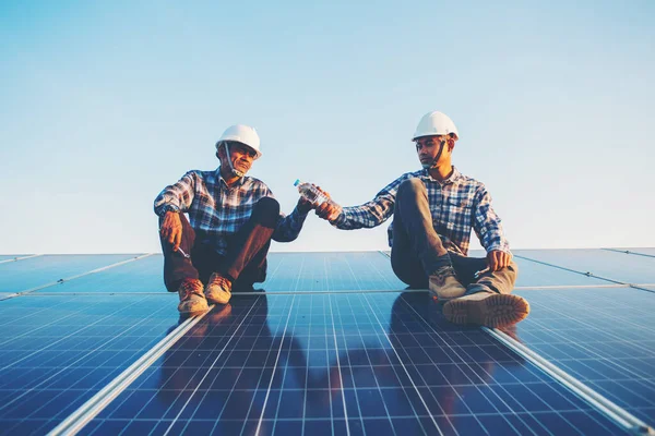 Mano Obra Trabajando Azotea Solar Ingeniería Industria Solar — Foto de Stock