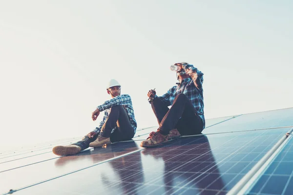 Mano Obra Trabajando Azotea Solar Ingeniería Industria Solar — Foto de Stock