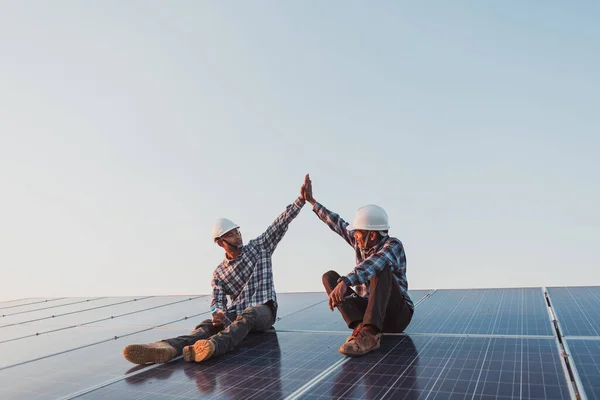 Mano Obra Trabajando Azotea Solar Ingeniería Industria Solar — Foto de Stock