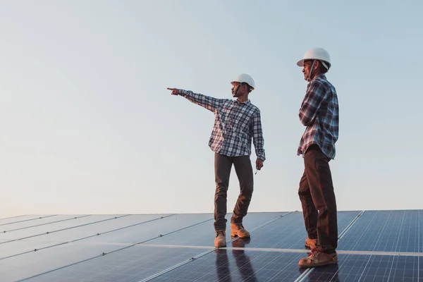 Mano Obra Trabajando Azotea Solar Ingeniería Industria Solar — Foto de Stock