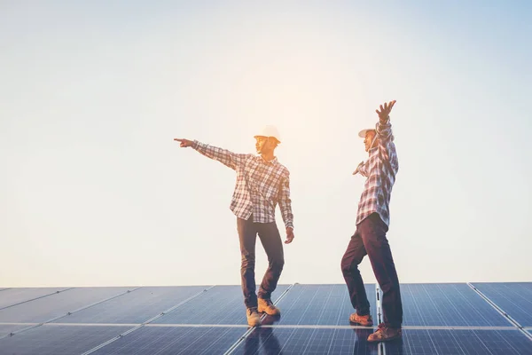 Mano Obra Trabajando Azotea Solar Ingeniería Industria Solar — Foto de Stock