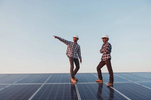 Mano Obra Trabajando Azotea Solar Ingeniería Industria Solar — Foto de Stock