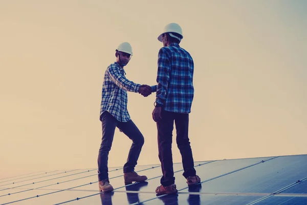 Mano Obra Trabajando Azotea Solar Ingeniería Industria Solar — Foto de Stock