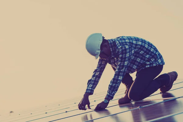 Mano Obra Trabajando Azotea Solar Ingeniería Industria Solar — Foto de Stock