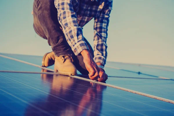 Mano Obra Trabajando Azotea Solar Ingeniería Industria Solar — Foto de Stock