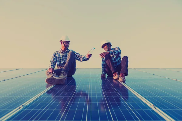 Mano Obra Trabajando Azotea Solar Ingeniería Industria Solar — Foto de Stock