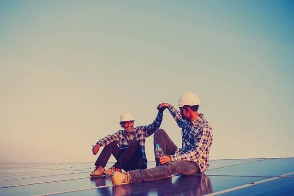 Mano Obra Trabajando Azotea Solar Ingeniería Industria Solar — Foto de Stock