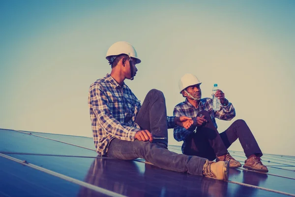Arbejdskraft Der Arbejder Soltage Engineering Solar Industry Stock-billede