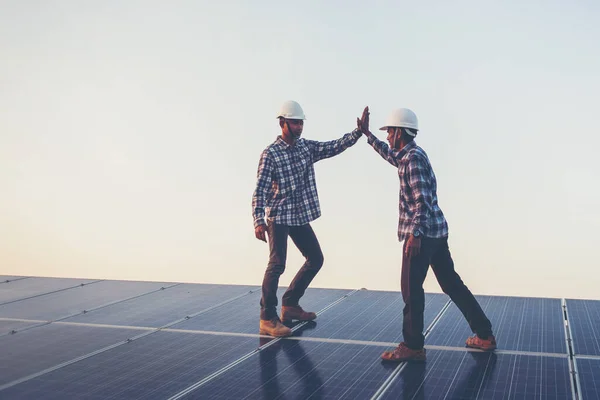 Ingeniørarbejde Inden Solenergi Stock-foto