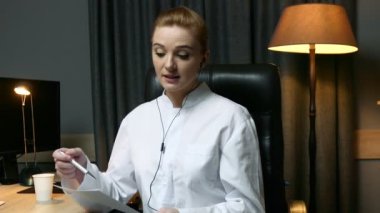 Ofiste bir kadın bilim adamı ile röportaj. BT Mühendisi kadın işini hakkında görüşmeler.