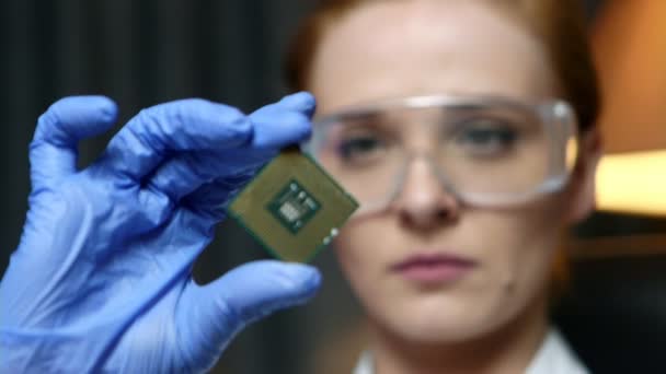 Insinyur IT komputer wanita memegang microchip komputer CPU untuk pemeriksaan . — Stok Video