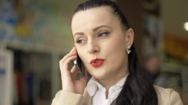 Kafede kahve gülüyor içme telefonda konuşmak Smartphone kadın. Güzel çok kültürlü genç kadın profesyonel sohbet cep telefonunda sahip.