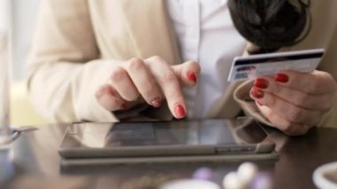 kadın el akıllı telefon kullanarak Internet üzerinden alışveriş sırasında kredi kartıyla