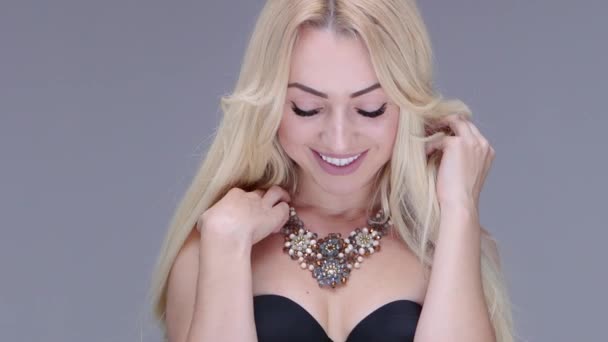 Belle femme posant en studio. Elle montre des bijoux pour femmes — Video