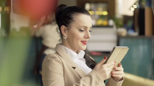 Mulher usando tablet touchscreen computador no café 1920x1080 — Vídeo de Stock