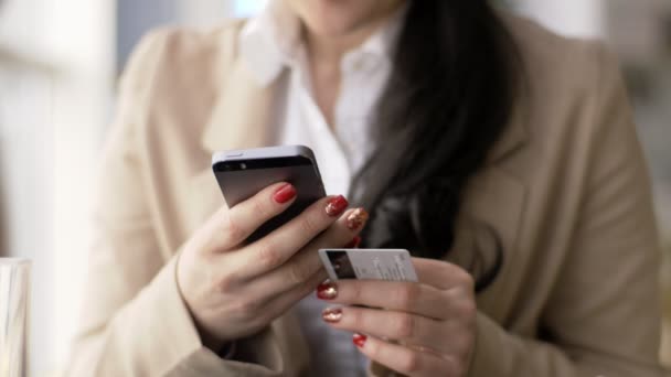 ホームライフスタイルでクレジットカードでオンラインスマートフォンのショッピングを使用して美しい女性のオンライン銀行 — ストック動画