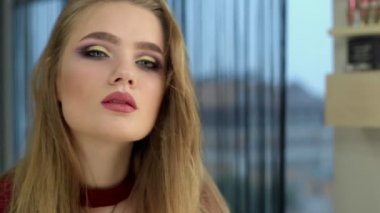 Makyaj kadın mutlu pembe kırmızı zemin üzerine koyarak ruj gülümseyen.