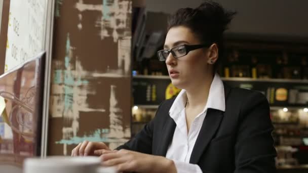 Femme d'affaires avec un client dans un café confortable — Video