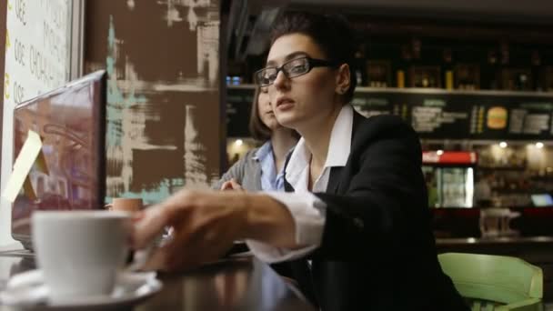 İş kadını rahat bir kafede bir müşteri ile — Stok video
